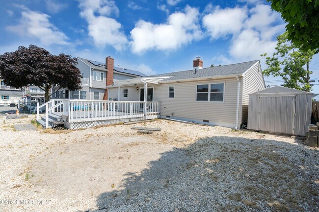 Building Photo - 205 S Shore Dr