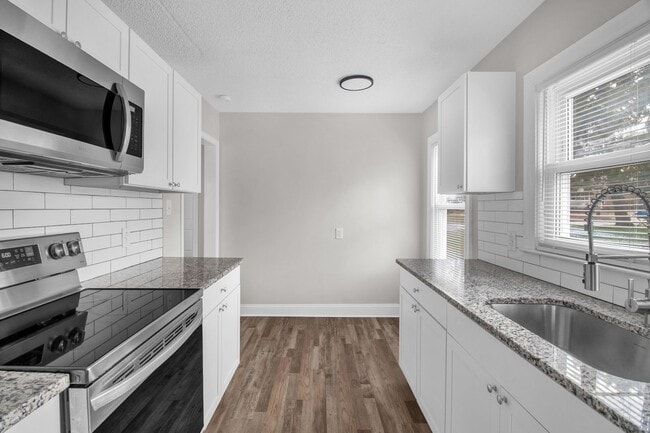 Building Photo - Lovely 3 bedroom, 1 bathroom home in High Point with LVP throughout!