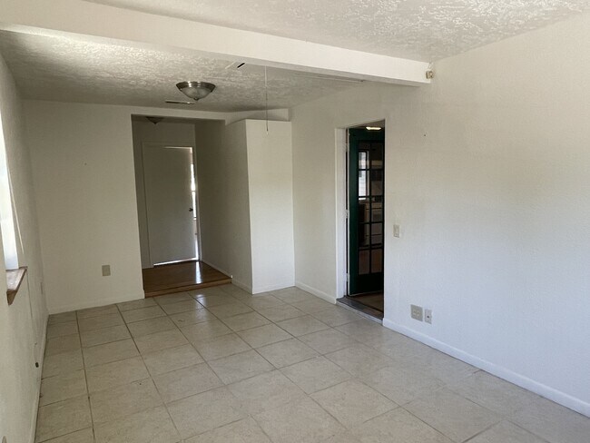 Building Photo - 119 S Paseo Del Flag