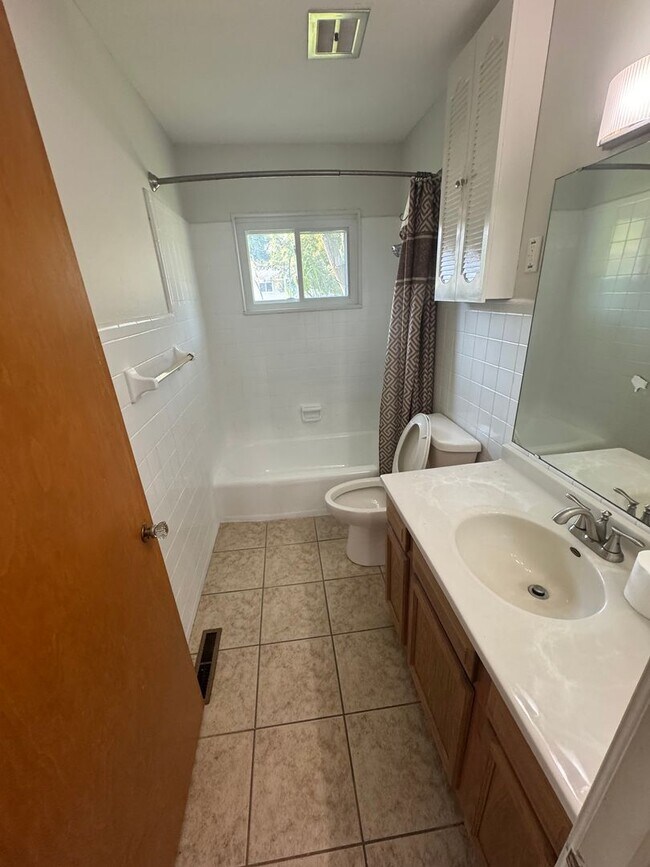 Building Photo - Two Bedroom Single Family Home with Fenced...