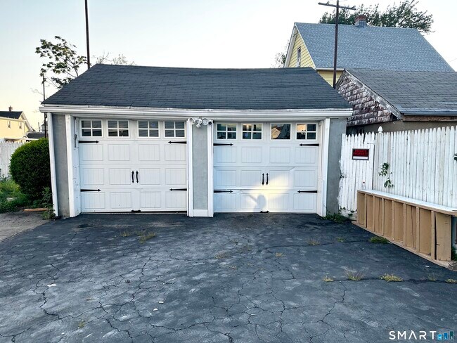Building Photo - 339 Thompson St