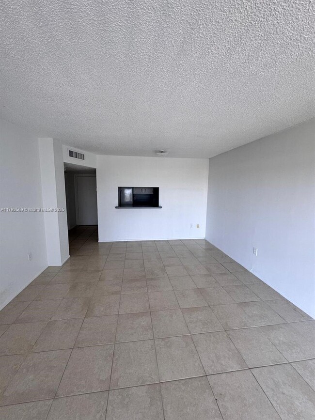 Building Photo - 4174 Inverrary Dr