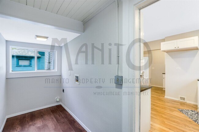 Building Photo - Charming home blocks from Kendall Yards