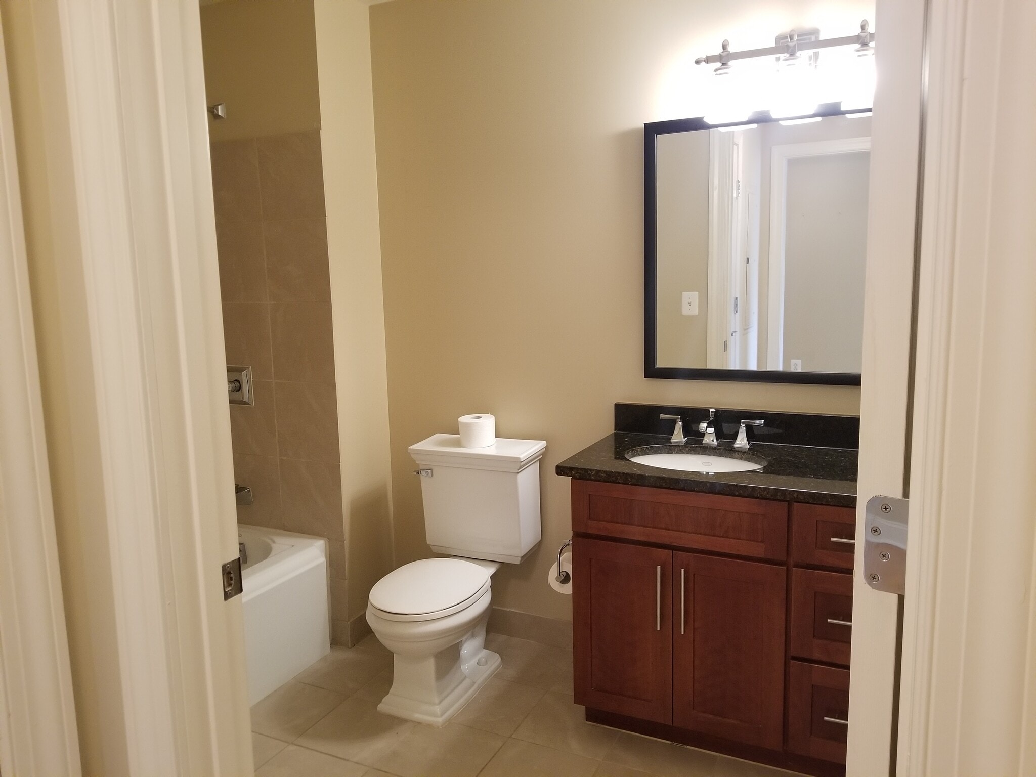 Bathroom - 2050 Jamieson Ave