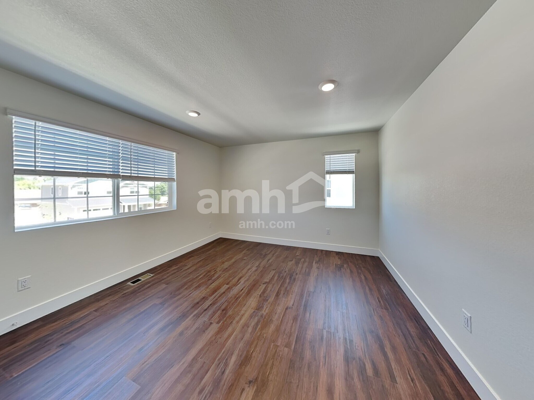 Building Photo - 823 S Oak St