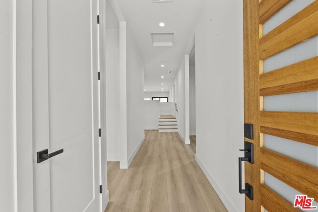 Building Photo - 521 N Martel Ave