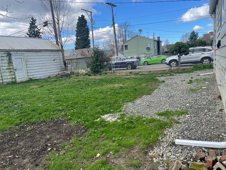 Building Photo - 501 Burnett Ave S