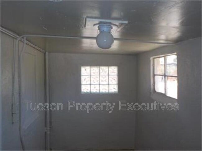 Building Photo - 132 E Jacinto St