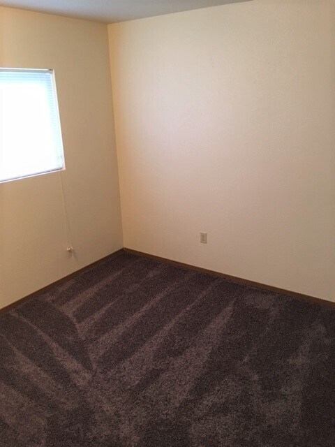 Building Photo - DUPLEX IN POST FALLS (APP#4)