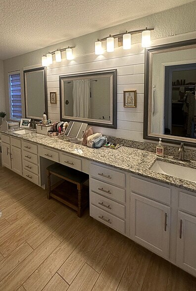Double vanity in primary suite - 8103 N New Braunfels Ave #5