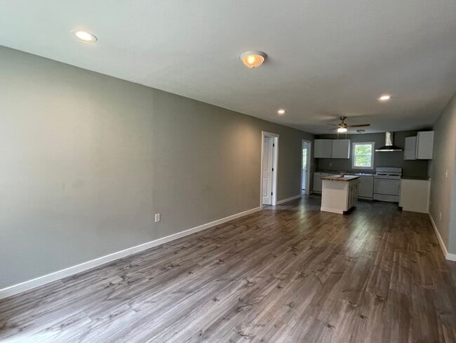 Building Photo - Beautiful 3 bedroom home available Early August!