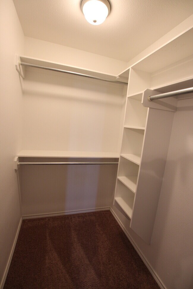 Building Photo - Coming Soon! 1 Bedroom 1.5 Bath Townhome f...
