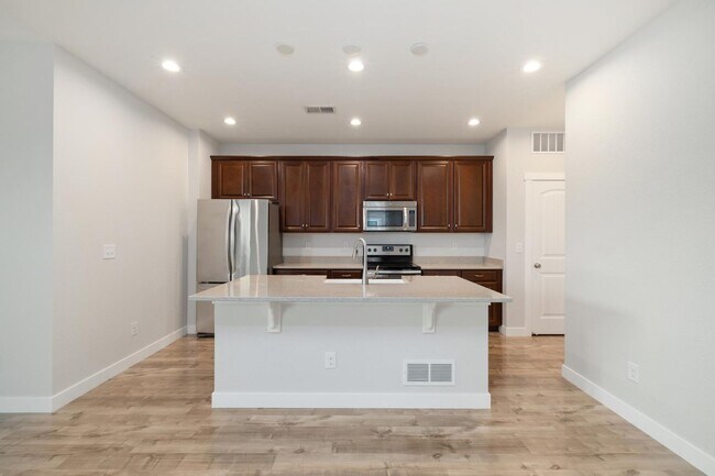 Building Photo - Outstanding Townhome W/ Large 3 Bed- 2.5 B...