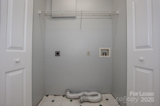 Building Photo - 408 Lytton St