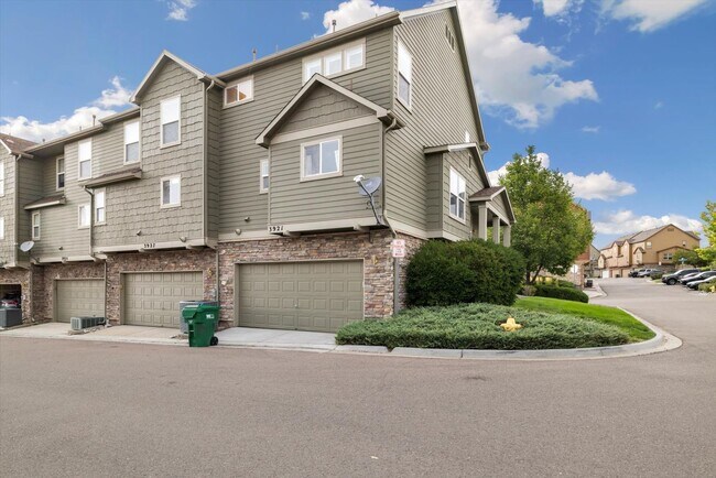 Building Photo - 3 Bed 3 Bath Castle Rock Townhome!