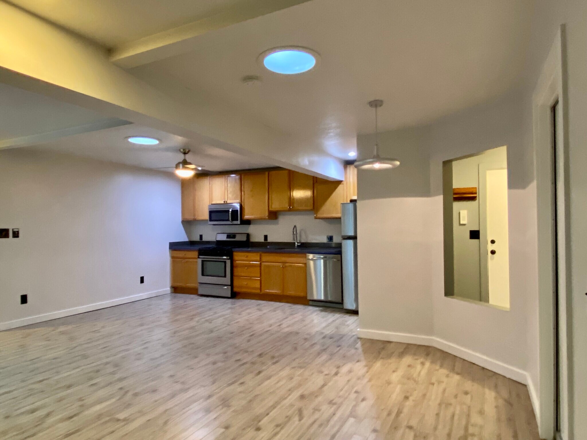 Building Photo - 1043 Sanborn Ave