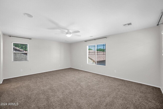 Building Photo - 2532 E Vermont Dr