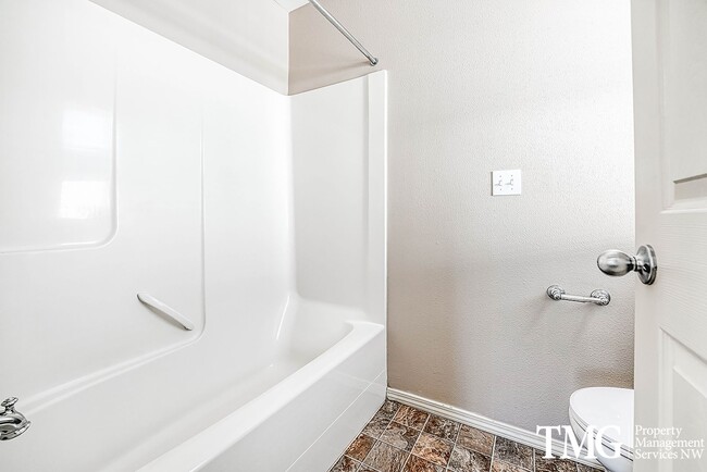 Building Photo - Gorgeous Two Bedroom Townhome in Hillsboro!