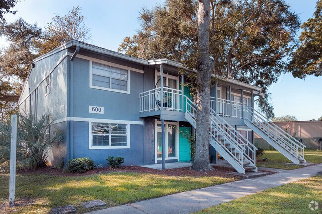 Building - Lakewood Oaks