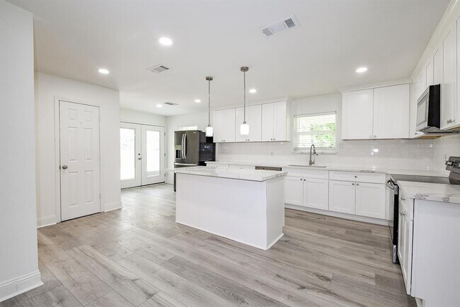 Building Photo - 527 FM 787