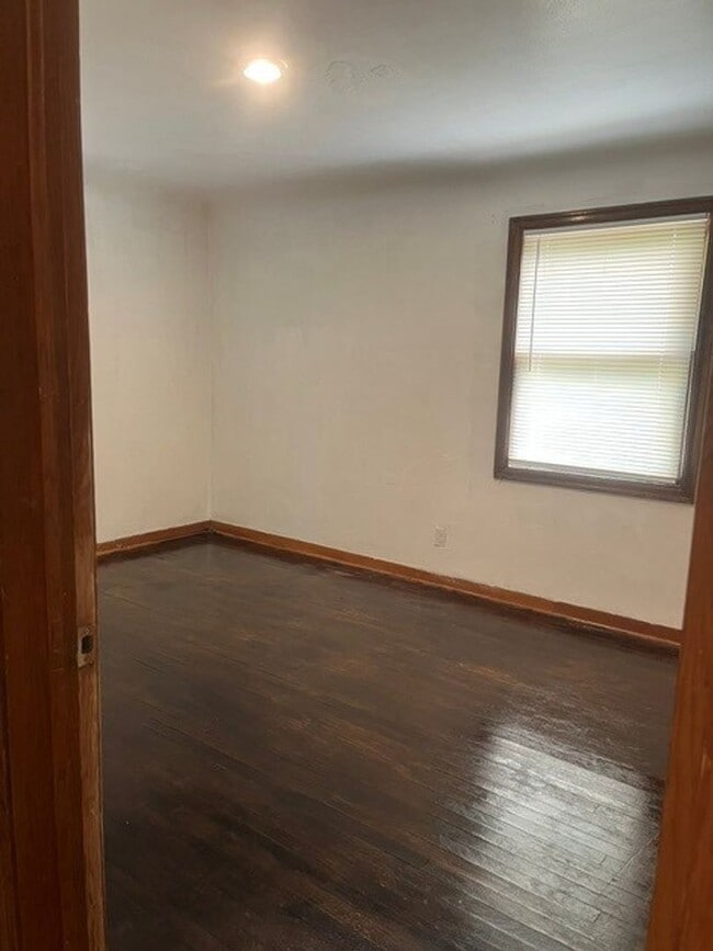 Building Photo - Spacious 3 bedroom home, available now!
