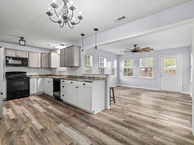 Building Photo - Charming 3 Bedroom Home!