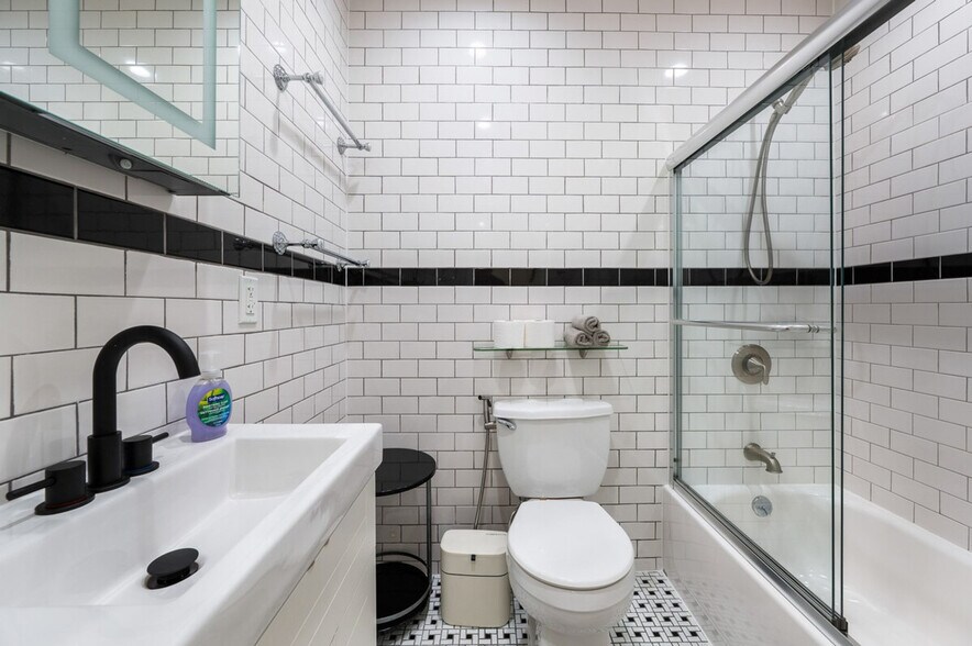 Building Photo - 318 E 62nd St