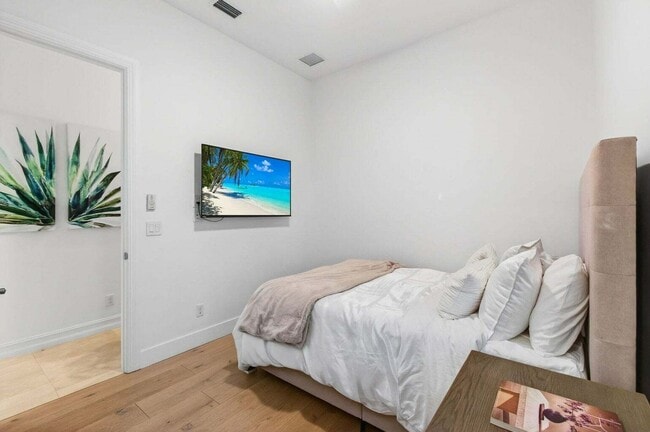 Building Photo - 17662 Cadena Dr