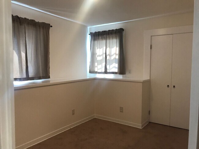 Building Photo - Rockridge Duplex | 3 Bed / 2 Bath | Hardwood Floors | Dogs Considered