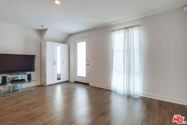 Building Photo - 2700 E Chaucer St