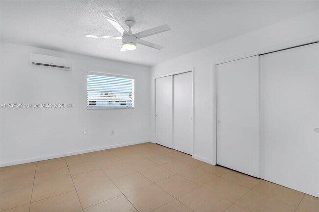 Building Photo - 4590 SW 67th Ave