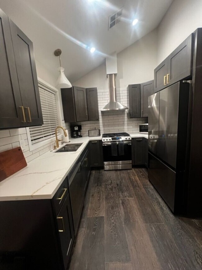 Building Photo - 2bd, 2ba Reno Bungalow in the Riverwalk Di...