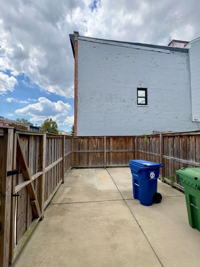 Building Photo - Elegant 3 Bedroom/3.5 Bathroom Townhome in...