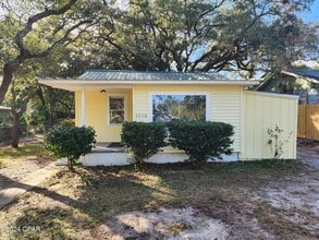 Building Photo - Tiny home vibe on a large private lot!!