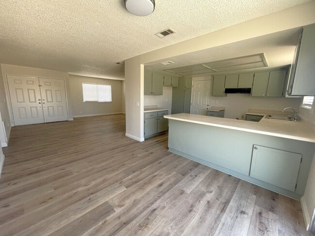 Building Photo - Recently Renovated and Move In Ready!