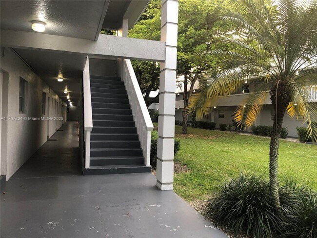 Building Photo - 17255 SW 95th Ave