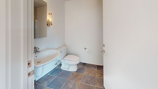 Building Photo - Bright & Sunny Two Bedroom/Two Bathroom W/...