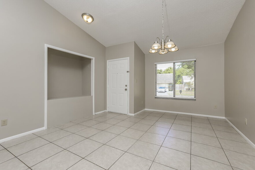 Building Photo - 1448 La Paloma Cir