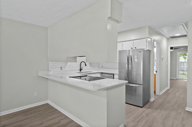 Building Photo - 507 33rd Ave N