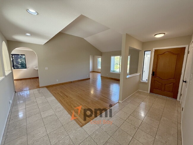 Building Photo - Well-Maintained 4-Bedroom Home in Prime Va...