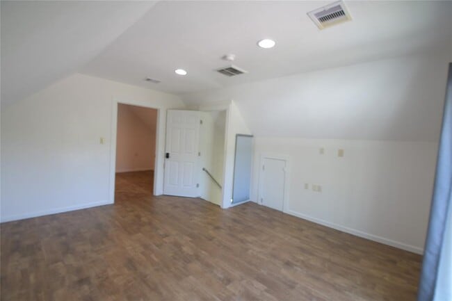 Building Photo - 5307 Pine Ave