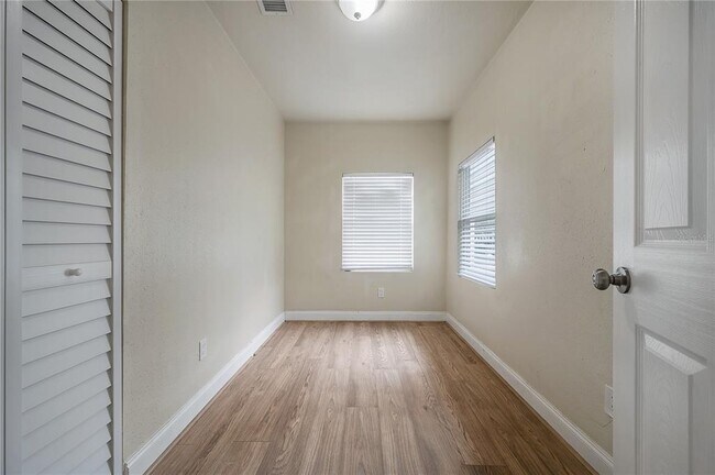 Building Photo - 1302 E Louisiana Ave
