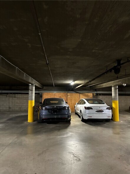 Side by Side Parking - 1010 N Kings Rd