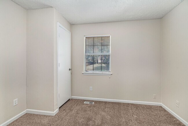 Building Photo - 4 bdrm, 2 bath home w/ a pool! Pool service included!