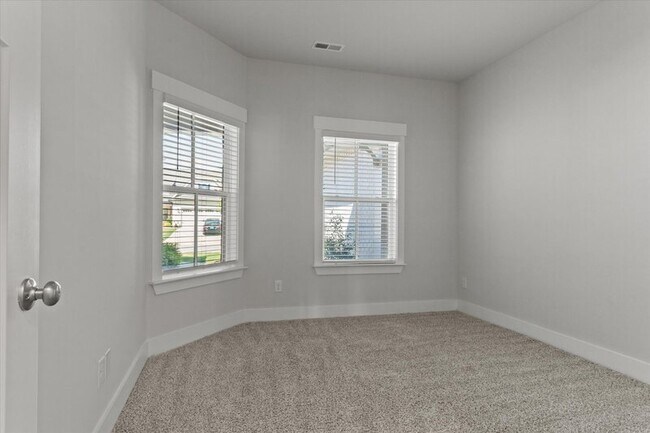 Building Photo - 150 Rugby Dr