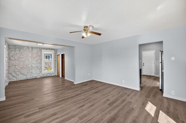 Building Photo - Charming& Updated Northeast Home!