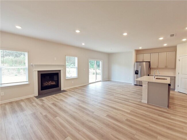 Building Photo - 5814 Un Grv Dr