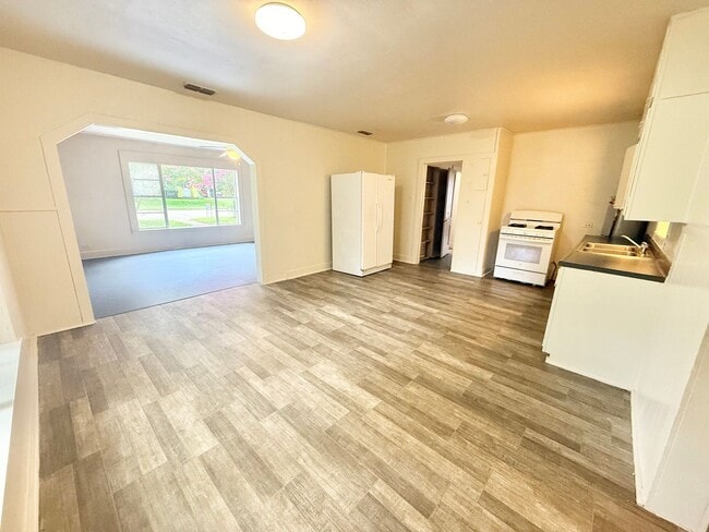 Building Photo - 811 Kickapoo St