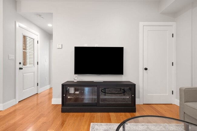 Building Photo - 174 W Seventh St