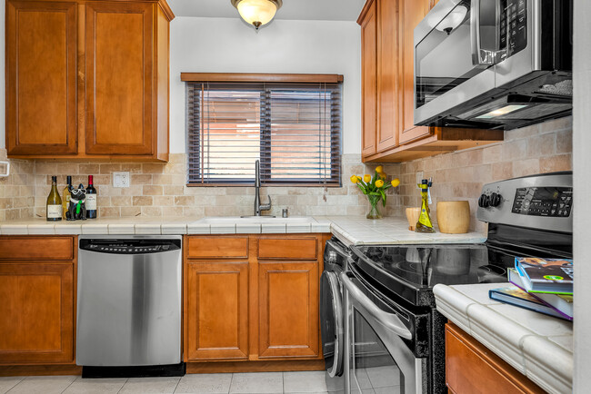 Gourmet Kitchen w ss appliances - 1000 S Westgate Ave